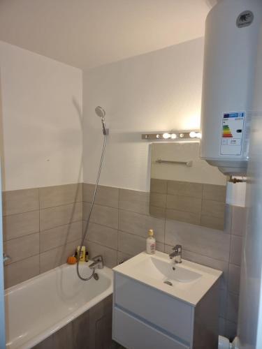une salle de bain avec un lavabo et une baignoire dans l'établissement Studio La Grande Chaume A, à Enchastrayes