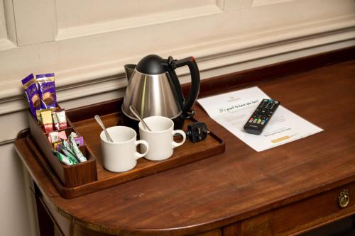 Cross Hands Hotel by Greene King Innsにあるコーヒーまたはお茶