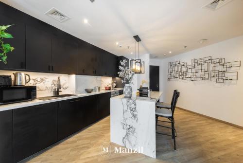 Kuchyň nebo kuchyňský kout v ubytování Manzil - Stunning 2BR Apartment in Dubai Marina