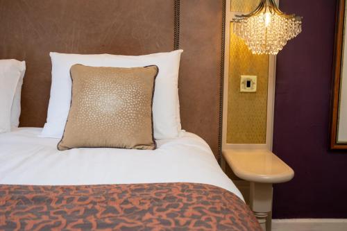 Cross Hands Hotel by Greene King Innsにあるベッド