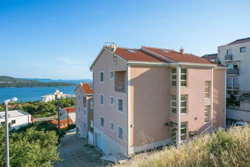 Apartments with parking space Seget Donji, Trogir - 21374