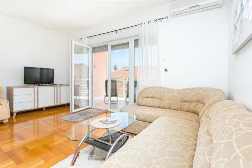 Apartments with parking space Seget Donji, Trogir - 21374