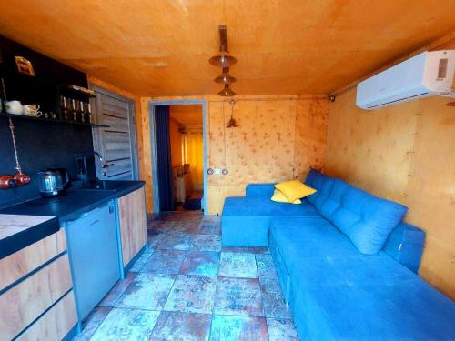 a living room with a blue couch in a kitchen at Orelskyi Dvor in Mohyliv