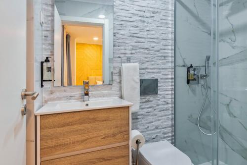 a bathroom with a sink and a shower at Bonneville Setúbal I in Setúbal