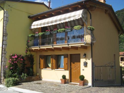 una casa con un balcón con flores. en Wind's House, en Pove del Grappa