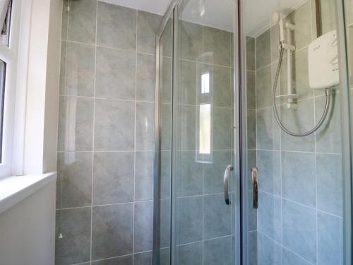 um chuveiro com uma porta de vidro na casa de banho em 2 Sunny Hill em Haverfordwest