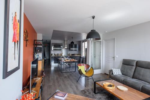un salon avec un canapé et une table dans l'établissement A BABORD Fécamp Appartement vue port et mer linge inclus, à Fécamp