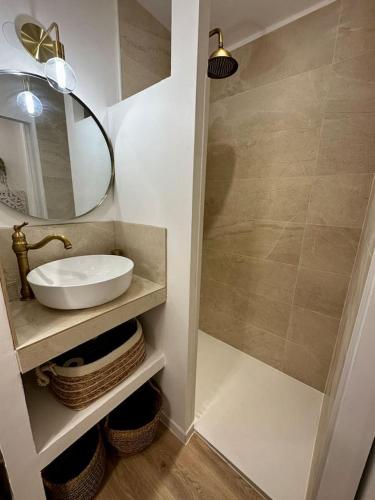 a bathroom with a sink and a mirror at Chez Roméo & Sandro in Pézenas