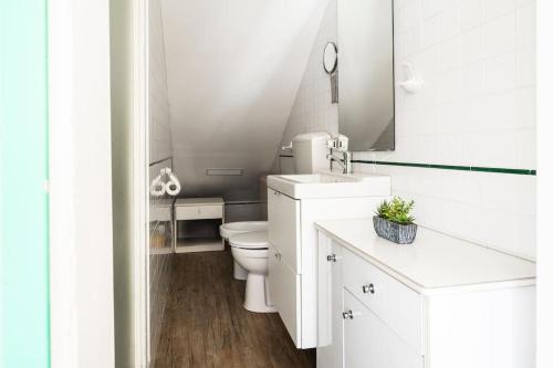 La salle de bains blanche est pourvue de toilettes et d'un lavabo. dans l'établissement [Lago Trasimeno 15 min.] Casa con A/C e Wi-Fi, à Agello
