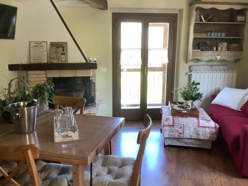 Una sala de estar con una mesa y una chimenea. en La cerbiatta, en Castel di Sangro