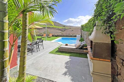 Villa con piscina y palmeras en Salobre Vista Golf 27, en Maspalomas