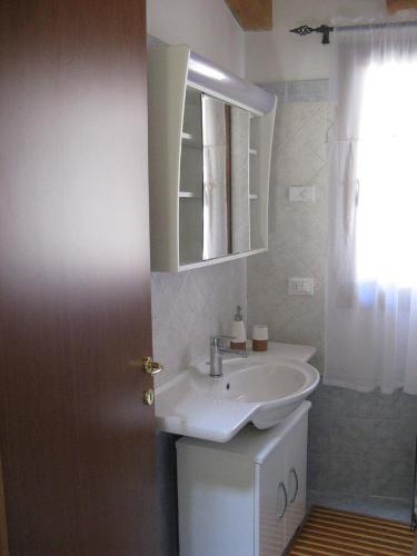 een badkamer met een wastafel en een spiegel bij Wind's House in Pove del Grappa