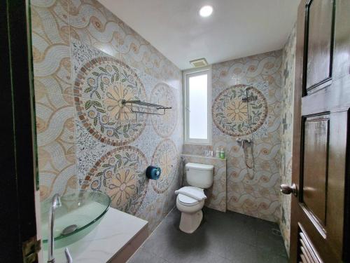 Ένα μπάνιο στο 77 Patong Hotel & Spa