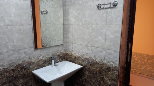 La salle de bains est pourvue d'un lavabo et d'un miroir. dans l'établissement İsmayilov's-Lahij hotel, à İsmayıllı