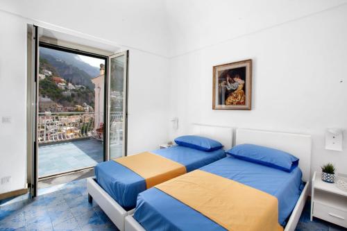 2 Betten in einem Zimmer mit Balkon in der Unterkunft Estate4home- La casa del Maresciallo in Positano