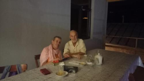 2 personnes assises à une table dans une pièce dans l'établissement İsmayilov's-Lahij hotel, à İsmayıllı