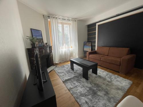 un salon avec un canapé et une table dans l'établissement Chambre d’hôte proche gare et centre 1, à Besançon