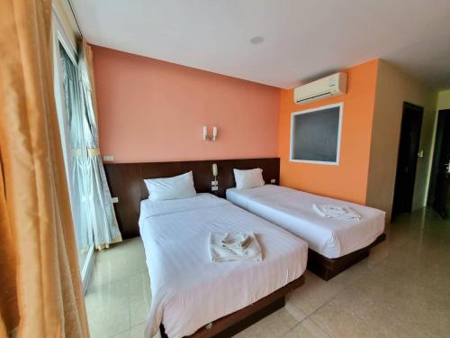 Ένα ή περισσότερα κρεβάτια σε δωμάτιο στο 77 Patong Hotel & Spa
