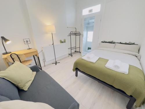 1 dormitorio con 1 cama grande y 1 sofá en Leyton House - SleepyLodge, en Londres