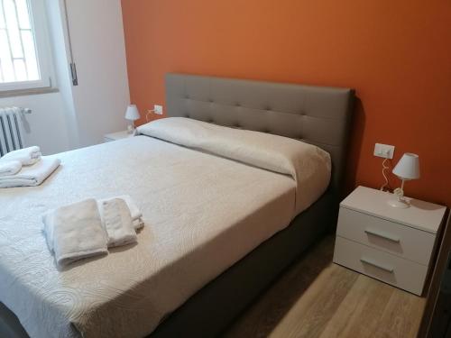 een slaapkamer met een bed met twee handdoeken erop bij Perla Marina - Monna Sonia in Agropoli