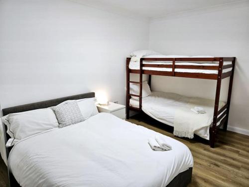 sypialnia z 2 łóżkami piętrowymi w pokoju w obiekcie Wonderful Apartment in Wembley w Londynie