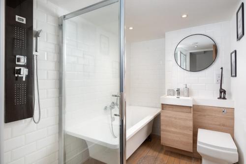 Ένα μπάνιο στο Cottage - Sleeps 4 hot tub & pet friendly