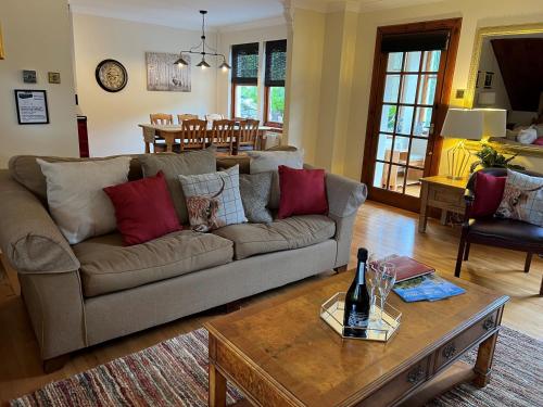 sala de estar con sofá y mesa en The Haven en Saint Fillans