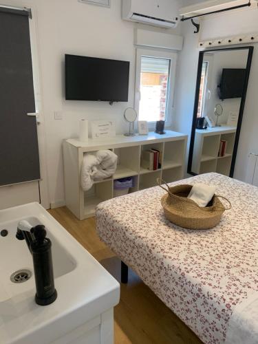 Una habitación con una mesa con una cesta. en Estupenda Suite con entrada independiente cerca a IFEMA Y BARAJAS, en Madrid