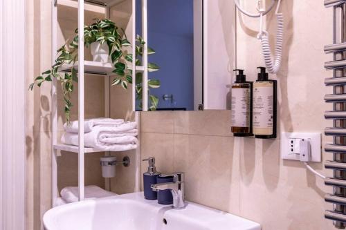 un baño con lavabo y espejo en Casa Salandra by Hili, en Roma