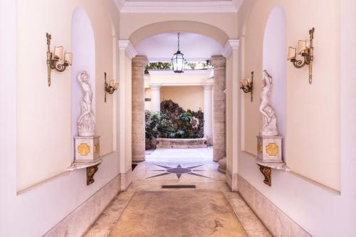 un pasillo de una casa con un arco en Casa Salandra by Hili, en Roma