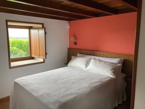 MazaricosにあるA Casiña do Campoのベッドルーム(白いベッド1台、窓付)