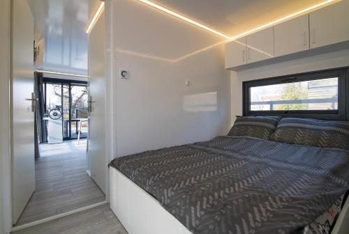 1 dormitorio pequeño con 1 cama en un remolque en Hausboat Erik, en Hrdoňov