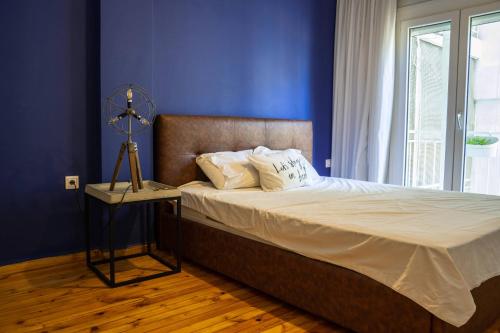 - une chambre dotée d'un lit avec un mur bleu dans l'établissement Cozy Modern Apartment Inside The City Center, à Thessalonique