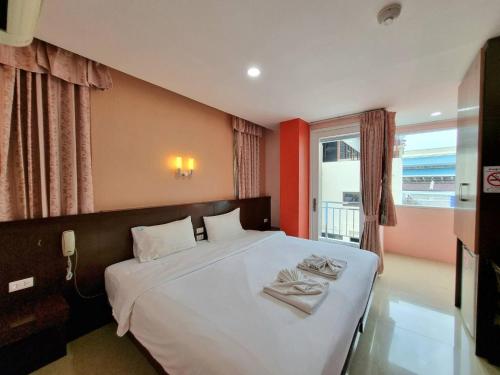 Ένα ή περισσότερα κρεβάτια σε δωμάτιο στο 77 Patong Hotel & Spa