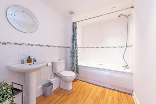 uma casa de banho com um lavatório, um WC e uma banheira em Two Bedroom 1 mile from Liverpool Airport em Woolton