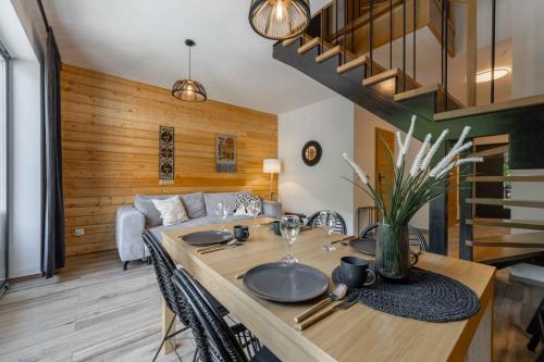 シュチルクにあるApartament Solisko z widokiem na trasę narciarską - Dream Apartのテーブルとソファのあるダイニングルーム