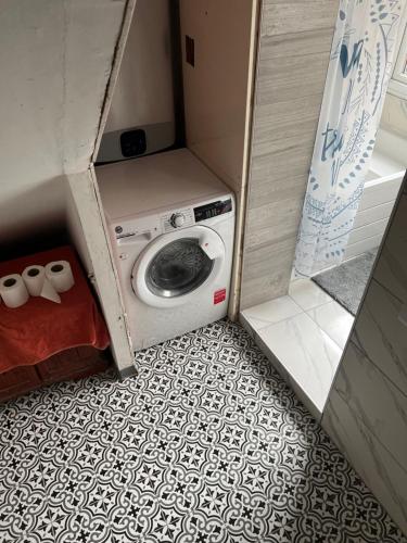 a small house with a washing machine in a bathroom at Large room in new flat - Walsall in Bescot