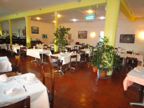 Restauracja lub miejsce do jedzenia w obiekcie Pensió Restaurant Llança