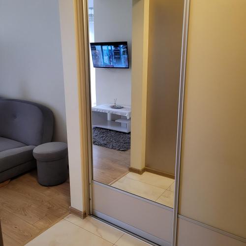 a mirror in a room with a living room at Oskar Apartament Centrum PKP in Mińsk Mazowiecki