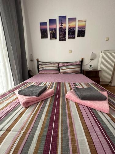 ein Schlafzimmer mit einem großen Bett mit Kissen darauf in der Unterkunft Apartment Alex in Athen