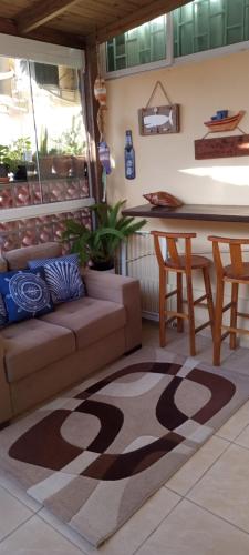 sala de estar con sofá y mesa en Pousada na praia em Florianópolis, en Florianópolis