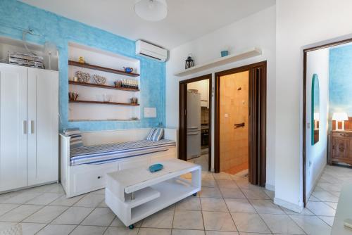 a room with a white and blue wall at Villa Oda - Trilocale sul mare in Capoliveri