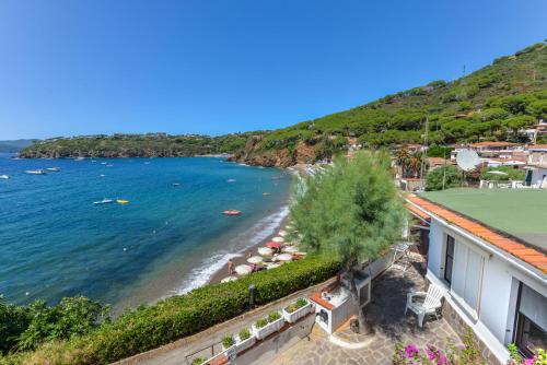 a view of the beach from a building at Villa Oda - Trilocale sul mare in Capoliveri