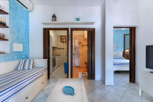 a bedroom with a bed and a tv in a room at Villa Oda - Trilocale sul mare in Capoliveri