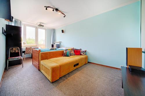 Un dormitorio con sofá y cama. en Centrum - Smocza 20, en Varsovia