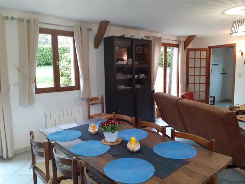 une salle à manger avec une table et des chaises en bois dans l'établissement Maison en Normandie, 130km de Paris, à Saint-Germain-des-Essourts