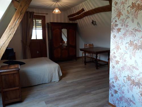 En eller flere senge i et værelse på Maison en Normandie, 130km de Paris