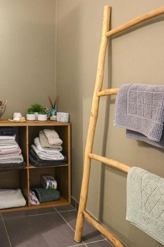 a ladder in a bathroom with towels on a shelf at Alyzes Diamant in Le Diamant