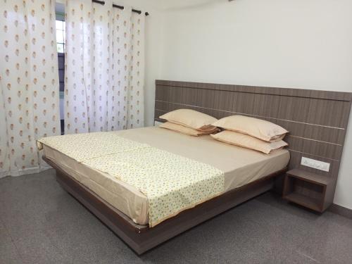 En eller flere senge i et værelse på Transit Nest - Homely stay Near Madurai Airport
