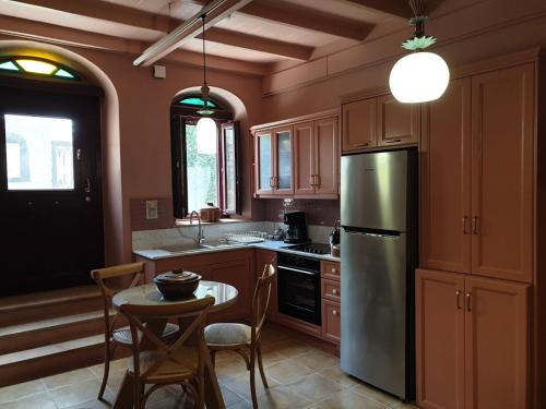 Кухня или мини-кухня в PhiloXenia Traditional Apartments
